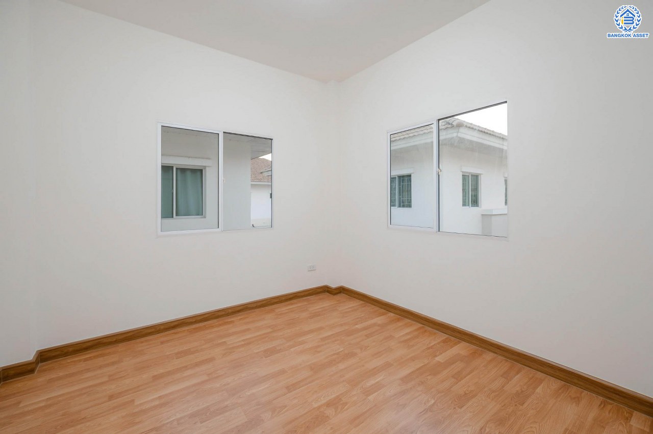 บ้านมือสองตกแต่งใหม่ โครงการ แลนซิโอ วงแหวน-ปิ่นเกล้า เนื้อที่ 37.3 ตร.ว. พื้นที่ใช้สอย 109.33 ตร.ม. พร้อมฟังก์ชัน 3 ห้องนอน 2 ห้องน้ำ จอดรถได้ 1 คัน บนทำเลเดินทางสะดวก ใกล้ถนนกาญจนาภิเษก เข้า-ออกได้หลายเส้นทาง ใกล้จุดขึ้นทางด่วน "ศรีรัช" และรถไฟฟ้าสายสีม่วง "สถานีสามแยกบางใหญ่"